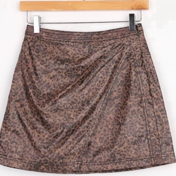 NWT Free People Faux Leather Animal Print Mini Skirt - Size 8 - Picture 1 of 10